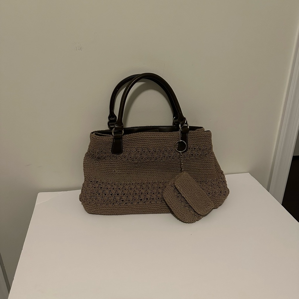 Woven Brown Handbag with Dark Handles. Tiny flaw see in pics 🛎️